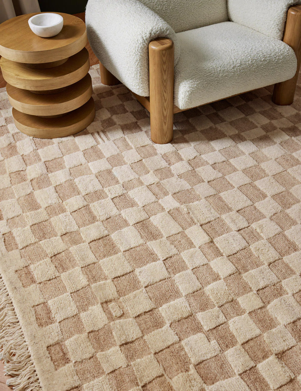 Tapis en laine noué à la main damier irrégulier par Sarah Sherman Samuel
