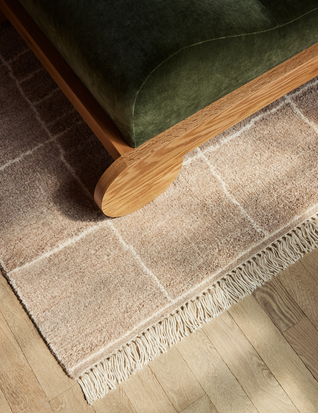Tapis en laine noué à la main, motif grille irrégulière, par Sarah Sherman Samuel