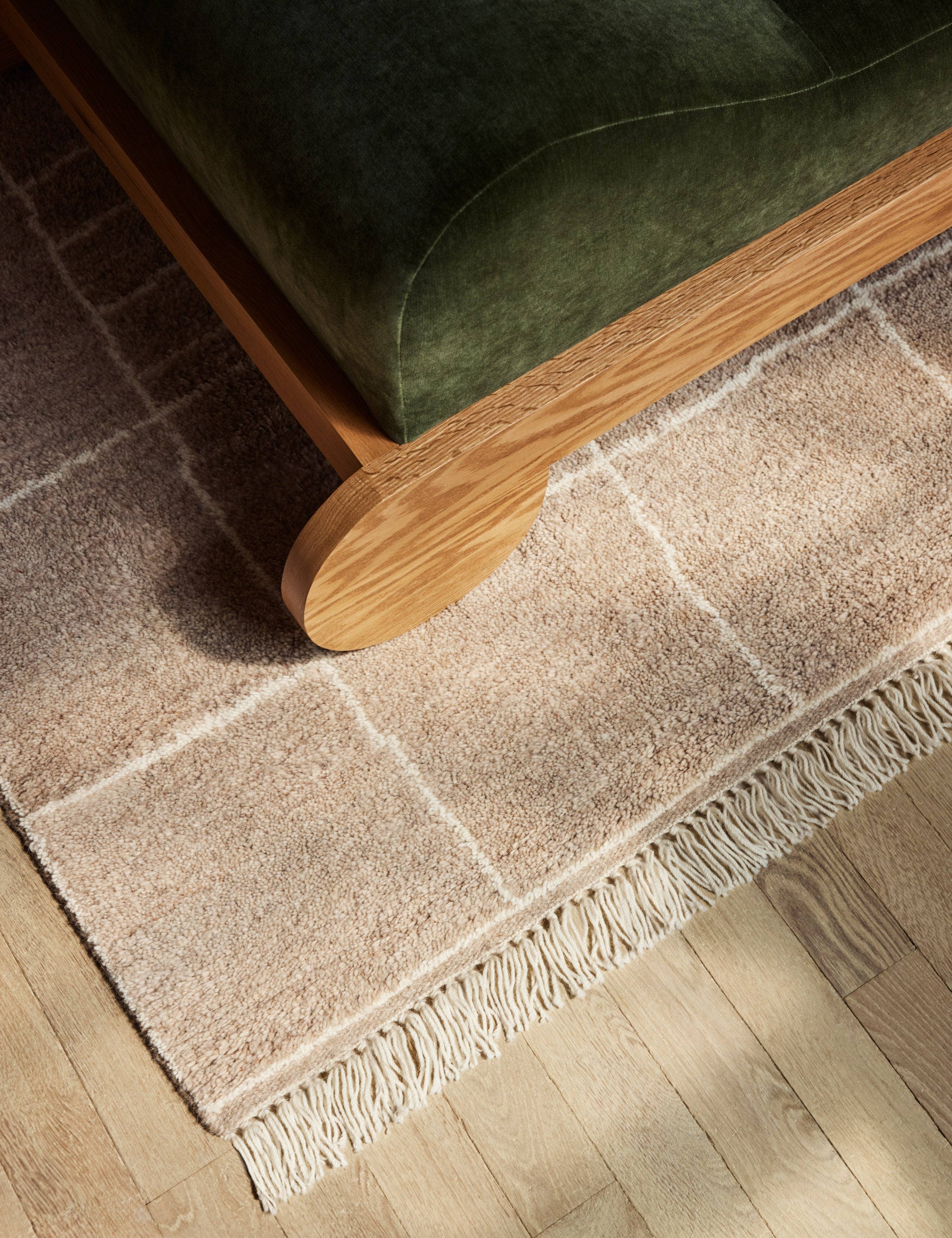 Tapis en laine noué à la main, motif grille irrégulière, par Sarah Sherman Samuel
